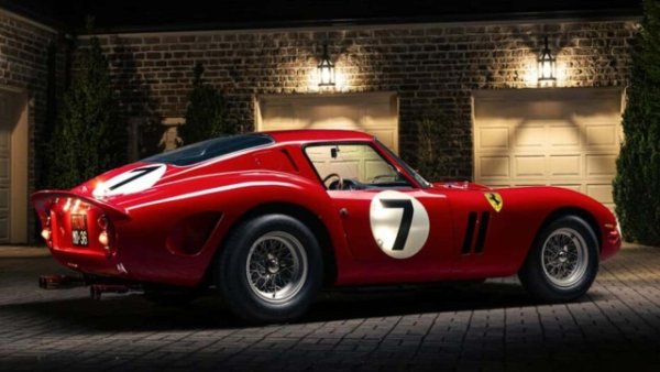 Ferrari 250 Gto е най-красивата италианска кола в историята, потвърждение идва и от ChatGpt. Изкуственият интелект със сигурност не е пропуснал космическите цени  постигнати от малкото оцелели бройки. Вероятно един от най-емблематичните модели на автомобилната ера, но със сигурност най-желаният от колекционерите . 3-литровият V12 двигател с 300 к.с. и максимална скорост от 280 км/ч помага на 250 Gto, за да спечели 3 последователни титли при конструкторите в клас GT.
 
&bdquo;Считан за един от най-красивите и желани автомобили, произвеждани някога, 250 GTO е икона на дизайн и производителност. Неговата елегантна, аеродинамична каросерия е проектирана от Scaglietti&ldquo;, ни разяснява авторът на класацията, с който няма как да спорите.